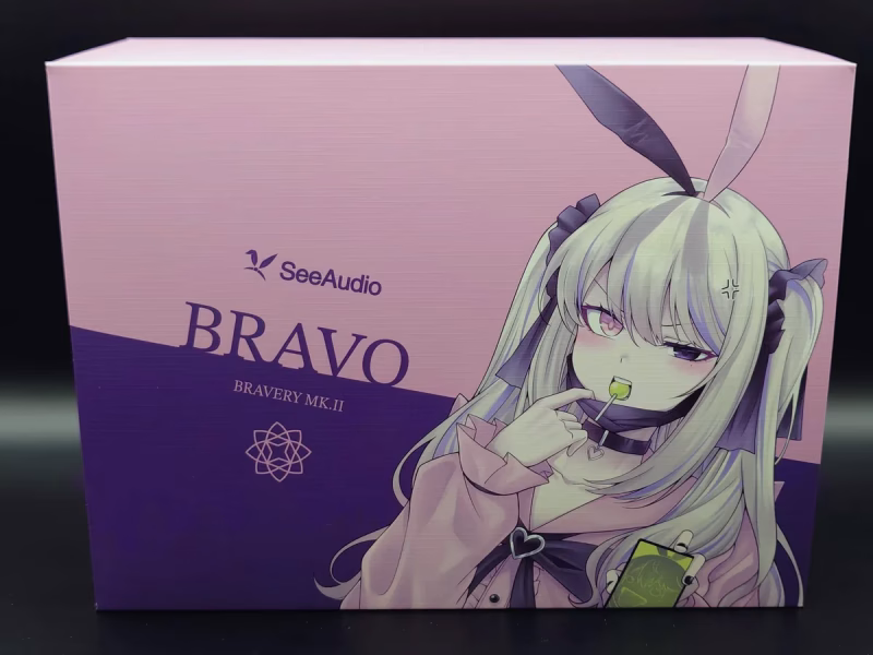 SeeAudio Bravo - Braveryの系譜を、より深く・濃く・キレ良く 14 SeeAudio Bravoの外箱(Rinkoのイラストと「BRAVERY MK.II」の表記)