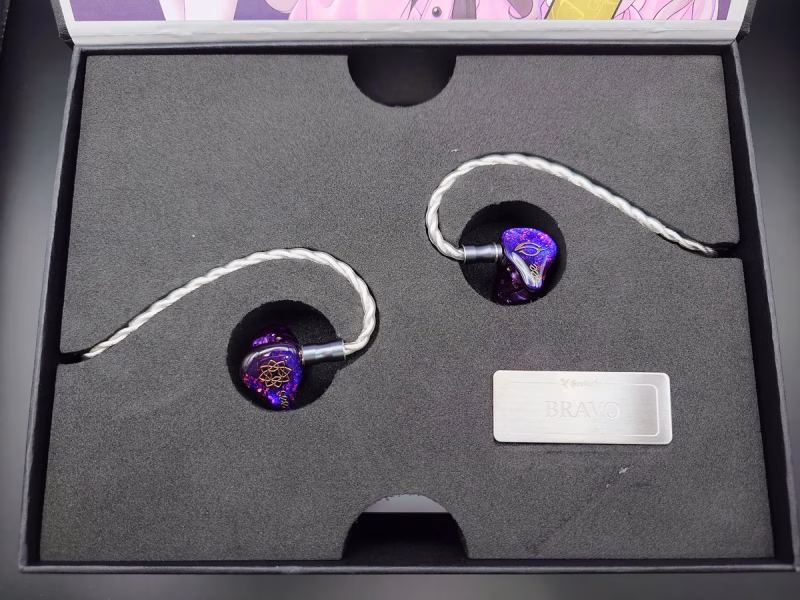 SeeAudio Bravo - Braveryの系譜を、より深く・濃く・キレ良く 16 化粧箱に収められたSeeAudio Bravo