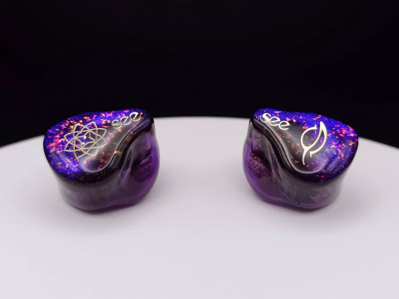 SeeAudio Bravo - Braveryの系譜を、より深く・濃く・キレ良く 18 SeeAudio Bravoのフェイスプレート(紫のシェルに青や赤のラメ)