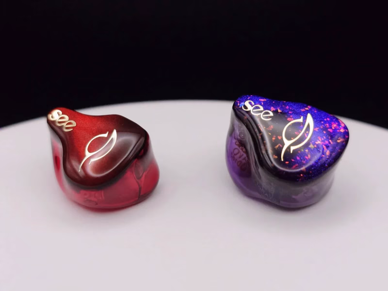 SeeAudio Bravo - Braveryの系譜を、より深く・濃く・キレ良く 23 Bravery AE(赤)とSeeAudio Bravoのフェイスプレートの比較