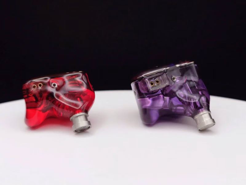 SeeAudio Bravo - Braveryの系譜を、より深く・濃く・キレ良く 24 Bravery AE(赤)とSeeAudio Bravoのシェルの形の比較