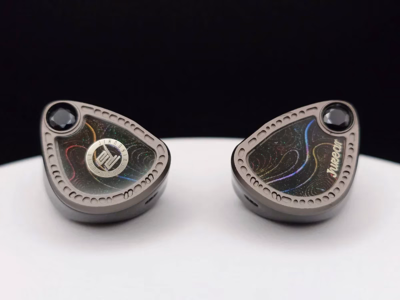 JUZEAR Light Shuttle(時光機) - 無骨な見た目と裏腹に、聴きやすく広がる光の軌跡 12 JUZEAR Light Shuttle(時光機)のフェイスプレート