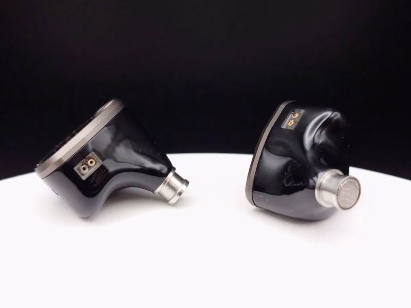 JUZEAR Light Shuttle(時光機) - 無骨な見た目と裏腹に、聴きやすく広がる光の軌跡 13 JUZEAR Light Shuttle(時光機)のシェルと2Pin端子