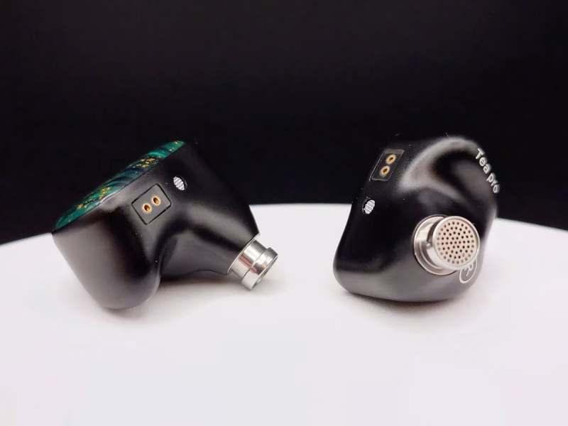 XENNS Mangird Tea Pro SE - クールな横顔はそのままに、翠をまとって滑らかに 13 XENNS Mangird Tea Pro SEのシェルと2Pin端子